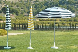 Parasol de jardín o playa en acero Modelo Gardenia de Hevea