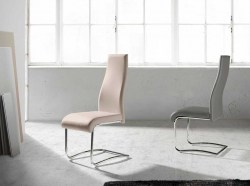 Ambiente-silla-Roma-tapizadas-en-polipiel-capuchino-y-gris